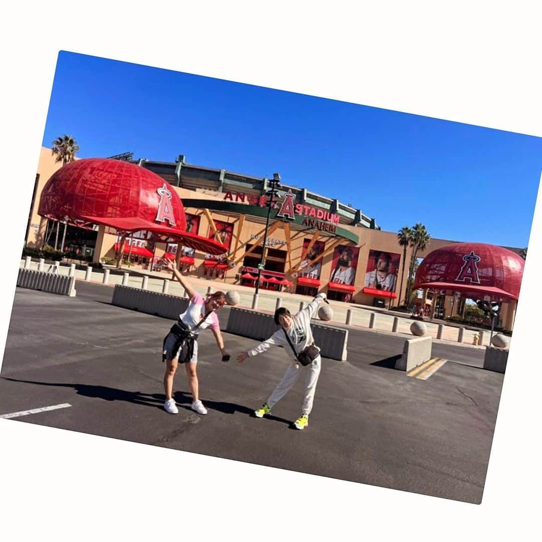 本間多恵さんのインスタグラム写真 - (本間多恵Instagram)「🇺🇸⚾️ 行っちゃった🤭 Angel Stadium of Anaheim!! with ちょちょたん🎀  オオタニさぁーーーん⚾️  #angelstadium #baseball #major #losangeles」10月22日 12時45分 - taehonma