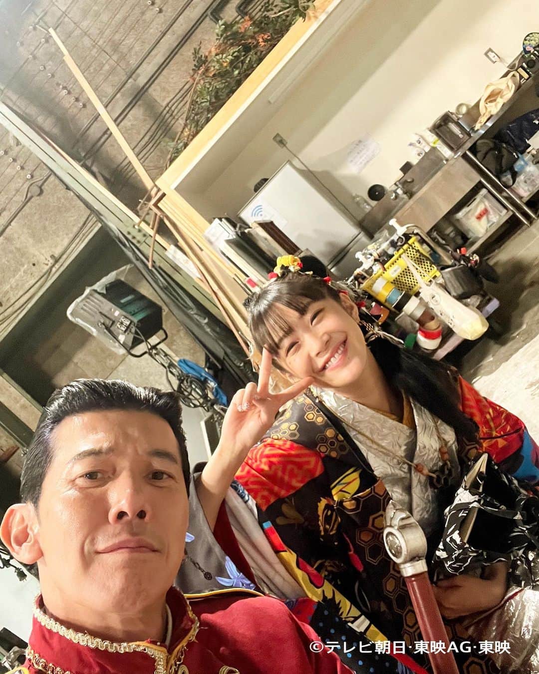 盛岡豊のインスタグラム：「スズメ様とのお芝居も、いつも楽しくやっております。 背中と腰をドシドシやられても、この笑顔を見たら…ねぇ☺️」