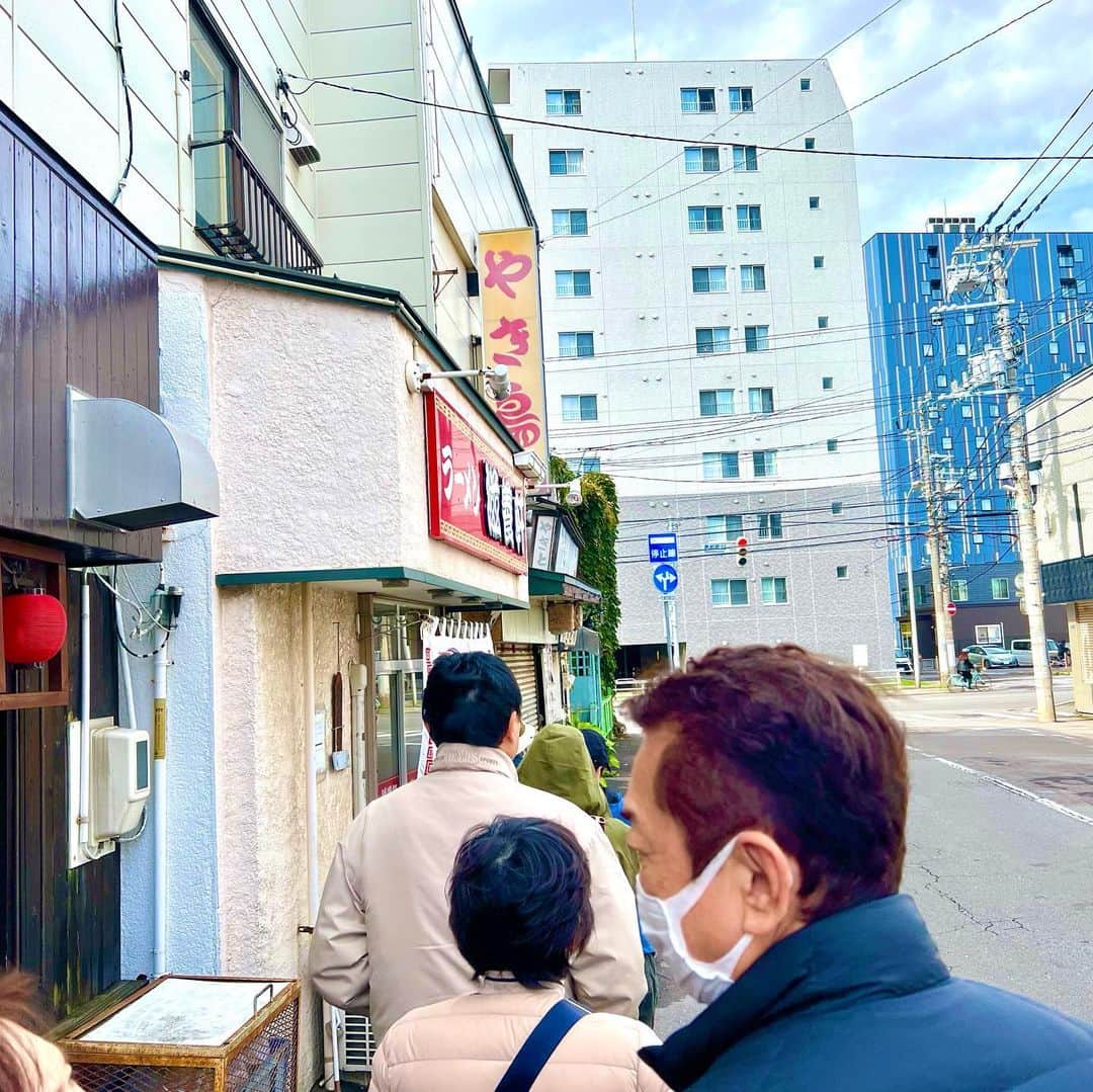 松尾貴史さんのインスタグラム写真 - (松尾貴史Instagram)「敬愛する太田和彦さんから、函館に行くならぜひこちらを、とお薦めいただいた店のひとつ、函館で一番美味い塩ラーメンのお店「滋養軒」で塩ワンタン麺と焼き餃子を。  開店が11:30なので、その直前に行けばいいかなあ、などとたかを括って11:03に到着したら、すでに20人の行列が😳。  とにかく、次にいつ来られるかわからないので気を取り直して待つこと10分ほどで、寒空で小雨がぱらつく中の行列は気の毒ということか、いつもそうなのか、最初の方の方たちはお店の中に案内された。17席だったと思うが、１人のお客さんも4人席をゆったり使っているので混雑の雰囲気はなし。  ほどなく入店したのが、開店時間を数分回ったあたり、やはり待ってよかったです。お店の方がとてもいい感じの皆さんで、待たされたストレスなど感じさせません。  若い学生風の店員くんも清々しく好感度高し、働き者で見ていて気持ちがいい。  塩ワンタン麺の雲呑の透明感と繊細ながらもしっかりとした歯応え、麺との対比。あっさり✖️あっさりのスープなので、細麺の表面積に毛細管現象でよく絡む。  チャーシューの、これまた爽やかな中に弾力が備わり、噛み締めると旨みが広がる只者で無さ。  餃子は薄皮ながら餡はしっかりとした歯応えでニンニクもしっかり効いて、すこぶる美味い。 この餃子なら、もし「今日ラーメン売り切れなんです」と言われてもがっかり度が低いぞ。  この美味さで満足で、会計1,150円、存在してくれてありがとうと言いたくなる名店です。  太田さん、教えてくれてありがとうございます。言いつけ通りに、スープは飲み干しました。  #函館 #塩ラーメン #ワンタン麺 #焼き餃子 #滋養軒 #太田和彦」10月22日 12時39分 - kitsch.matsuo