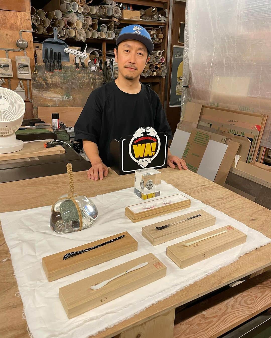 のインスタグラム：「アクリル職人で作家の俵藤ひでとさんの工房を少し前に訪ねました。笑っていいとも！を見ていた世代としてはこれが！という「テレ隠し」（写真2枚目）も見せてもらって感激！手元から電話番号が放送されないように隠すためのもので、先代でもあるお父様のお仕事なんだそうです。  アクリルによるグラデーション表現、立体制作にもアイデアがこらされ、茶道具もアクリルという素材だからこその質感や色味、形状などの面白さが光っていました。 幅広い分野でアクリルの可能性を探究するように取り組んでおられる作家さんです。  実は私が上京した頃に知り合った、長い友人でもあります。つい最近再会するまでも展示などでお名前や活躍を見ることはあったのですが、アートの取材をするようになってしばらく、改めてお話を聞けたのも嬉しかったです。これからも応援したいなと思います。  #工房探訪 #俵藤ひでと さん @hideto.hyodo  #現代手工業乃党  #現代アート #アクリル #アクリル職人 #アート噺 #読むアート噺 #DJAIKO62」