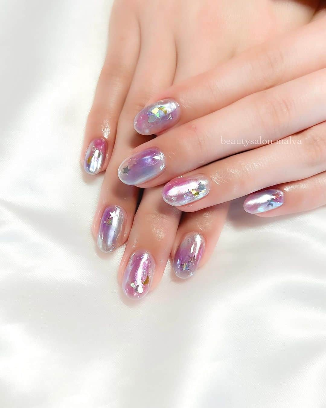 nailsalon malva（ネイルサロンマルヴァ）のインスタグラム：「ゆめかわ好きなお客様のお任せデザイン🦄✨ ⁡ フラットご希望だったので色合いを ツヤツヤゆめかわカラーに🌈 ⁡ オーロラの星やハートなどを埋め込んで 雰囲気に合わせて仕上げました✨ ⁡ ↪︎ ネイルのケアと保証期間 ⁡ malvaのネイルはドライケア、カットスタイルも込みです。 保証期間は約4週間となります（※ご新規様は3週間となります）。 ⁡ ＿＿＿＿＿＿＿＿＿＿＿＿＿ ⁡ ⁡ 𝐛𝐞𝐚𝐮𝐭𝐲𝐬𝐚𝐥𝐨𝐧 𝐦𝐚𝐥𝐯𝐚⠀ 📍明治神宮前駅｜原宿駅　徒歩𝟑分 ⠀ 💬ご予約やお問い合わせ 𝐋𝐈𝐍𝐄から承っております @ 𝐦𝐚𝐥𝐯𝐚 ⁡ お気軽にご連絡ください♡ ⁡ ⁡ ＿＿＿＿＿＿＿＿＿＿＿＿＿＿ ⁡ ▸ジェルネイル｜スカルプ｜ネイルケア ▸まつげカール｜まつげエクステ｜ワンホンエクステ ▸ハーブよもぎ蒸し ▸ワックス脱毛 ⁡ \ アシスタント募集中💁‍♀️ / ⁡ ▸リモート可オンラインの画像動画制作アシスタント ▸サロンワーク全般アシスタント ⁡ ⁡ #秋ネイル2023 #ゆめかわネイル #オーロラネイル  #ドリームネイル #malva #malvaネイル  #つやつやネイル #パープルネイル  #ちゅるんネイル #原宿ネイル #可愛いネイル  #表参道ネイル #東京ネイルサロン　#明治神宮前ネイル #新宿ネイル #千駄ヶ谷ネイル  #harajukunails #tokyonails #tokyonailsalon ⁡」