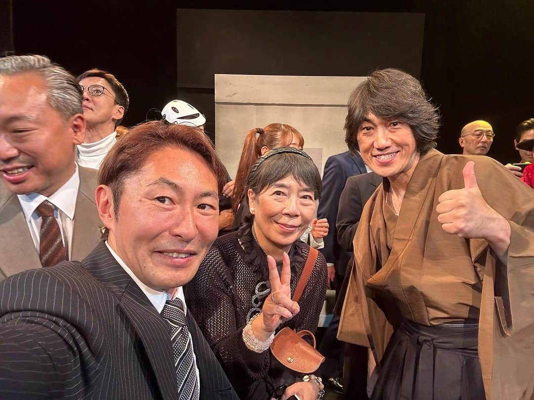 なべやかんのインスタグラム：「映像劇団テンアンツ第53回公演　東京第10回公演 『探偵かねだはじめたがやすけ　犬噛唐草殺人事件』 10月12日(木)～10月22日(日)、本日千秋楽。  昨日は昼の部に桜井浩子さんが観に来てくれました。 桜井さん、ありがとうございます。 差し入れも感謝です。  夜の部はラジオ『ブヒスパ』でもお世話になっている開運コンシェルジュ協会の隼川先生が観に来てくれて差し入れもいただきました。 先生、またラジオお願いします。 まもなく年末年始の収録です。 来年の開運方を教えて下さい。  さてさて、まもなく開演時間。 ラスト頑張ります。  #下北沢 #劇小劇場 #テンアンツ #舞台 #なべやかん #桜井浩子 #開運コンシェルジュ協会 @masayahayakwa #開運」