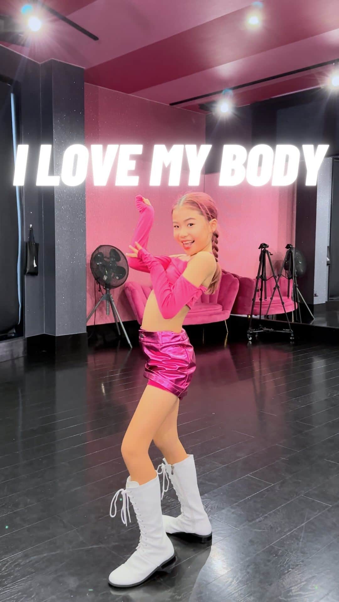 Ruuのインスタグラム：「💗💕💖I LOVE MY BODY 💖💕💗 SOLO REI🫶🏻💖🎀 小学3年生🌷🌷🌷  The  REI らしさ🫶🏻💗惹きつける表現力😍 魅力たっぷりなREIのダンスめっちゃ好きいぃぃぃ😘💕 #ilovemybody #hwasa #kpop #kidsdance」