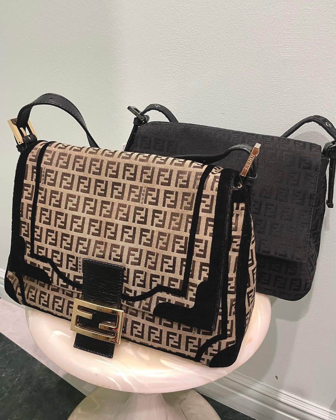vintage Qooさんのインスタグラム写真 - (vintage QooInstagram)「#FendiBaguette  back to the millennium mood📀  ▼Customer service English/Chinese/Korean/Japanese *Please feel free to contact us! *商品が見つからない場合にはDMにてお問い合わせください   ▼International shipping via our online store. Link in bio.  #tokyovintageshop #오모테산도 #omotesando #aoyama #表參道 #명품빈티지 #빈티지패션 #도쿄빈티지샵  #ヴィンテージファッション #ヴィンテージショップ #fendi #fendizucca #フェンディ #フェンディバッグ」10月22日 12時51分 - vintageqoo