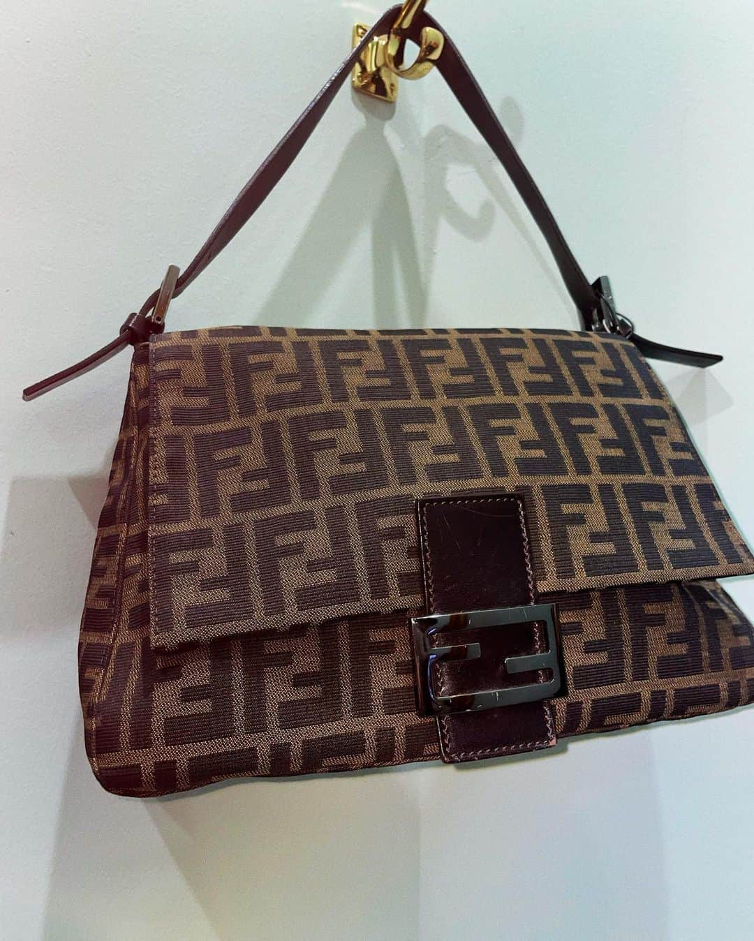 vintage Qooさんのインスタグラム写真 - (vintage QooInstagram)「#FendiBaguette  back to the millennium mood📀  ▼Customer service English/Chinese/Korean/Japanese *Please feel free to contact us! *商品が見つからない場合にはDMにてお問い合わせください   ▼International shipping via our online store. Link in bio.  #tokyovintageshop #오모테산도 #omotesando #aoyama #表參道 #명품빈티지 #빈티지패션 #도쿄빈티지샵  #ヴィンテージファッション #ヴィンテージショップ #fendi #fendizucca #フェンディ #フェンディバッグ」10月22日 12時51分 - vintageqoo