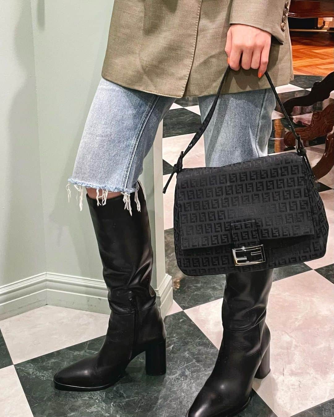 vintage Qooさんのインスタグラム写真 - (vintage QooInstagram)「#FendiBaguette  back to the millennium mood📀  ▼Customer service English/Chinese/Korean/Japanese *Please feel free to contact us! *商品が見つからない場合にはDMにてお問い合わせください   ▼International shipping via our online store. Link in bio.  #tokyovintageshop #오모테산도 #omotesando #aoyama #表參道 #명품빈티지 #빈티지패션 #도쿄빈티지샵  #ヴィンテージファッション #ヴィンテージショップ #fendi #fendizucca #フェンディ #フェンディバッグ」10月22日 12時51分 - vintageqoo