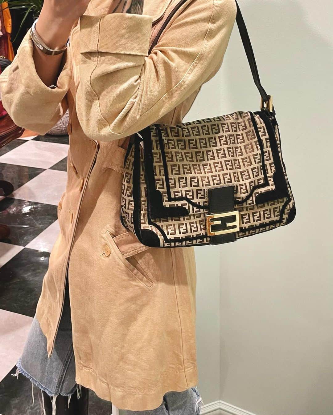 vintage Qooさんのインスタグラム写真 - (vintage QooInstagram)「#FendiBaguette  back to the millennium mood📀  ▼Customer service English/Chinese/Korean/Japanese *Please feel free to contact us! *商品が見つからない場合にはDMにてお問い合わせください   ▼International shipping via our online store. Link in bio.  #tokyovintageshop #오모테산도 #omotesando #aoyama #表參道 #명품빈티지 #빈티지패션 #도쿄빈티지샵  #ヴィンテージファッション #ヴィンテージショップ #fendi #fendizucca #フェンディ #フェンディバッグ」10月22日 12時51分 - vintageqoo