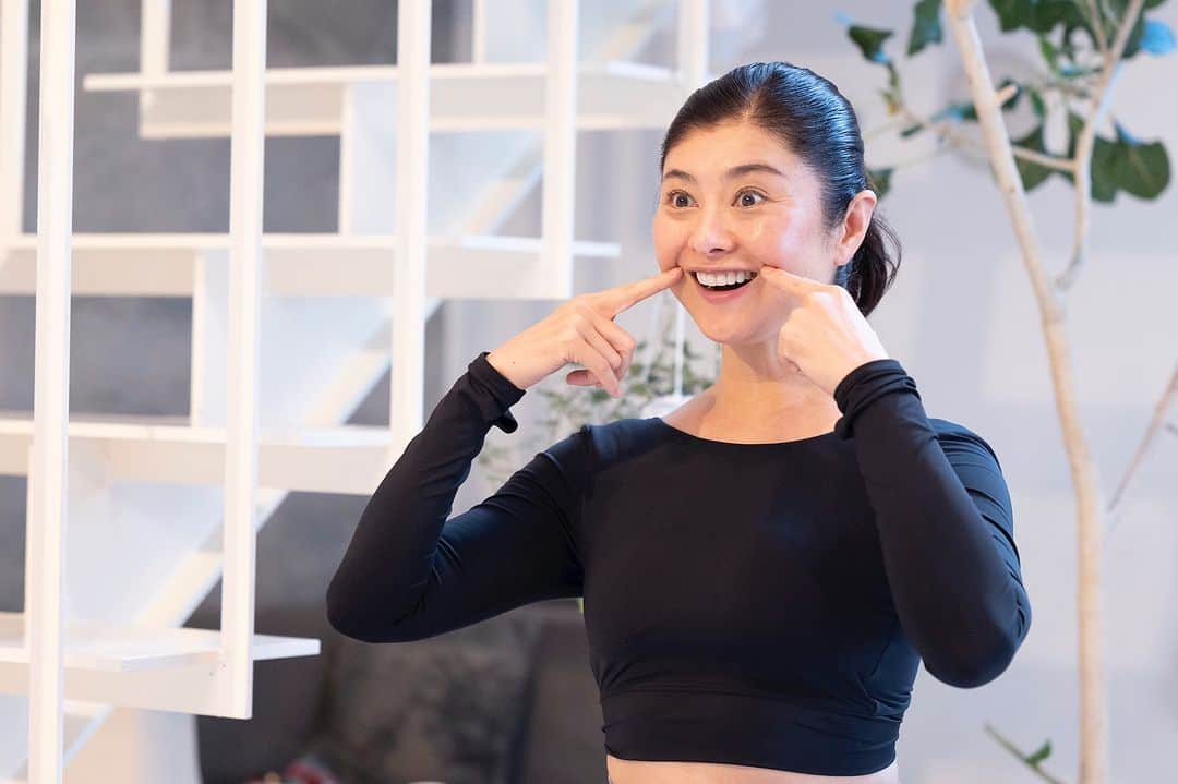のインスタグラム：「11月26日（日）10:00-12:00は 年に一度のミラクルチェンジ無料イベントですよ🎉 みなさまのご参加をお待ちしています！  今日も朝から 顔の学校🏫オンラインレッスンでした。 楽しかったです✨ みなさん お疲れさまでした❣️  コアフェイストレーニングで 表情力を鍛え、 みなさんの内側に眠っている 新たな魅力を引き出す！ これが私の仕事💪🔥  本日のレッスンでは、 生徒さんが、ここをこう動かすと 頬がキュッと引き締まることに気づいたと 嬉しいコメントをくださいました☺️  みんなが少しずつ 顔の動きに対して マニアックになるのが嬉しい✨  #間々田佳子 #コアフェイストレーニング #顔の学校マイメソッドアカデミー #表情筋トレーニング #顔の筋トレ  ☟☟☟☟☟☟ @yoshiko.mamada」