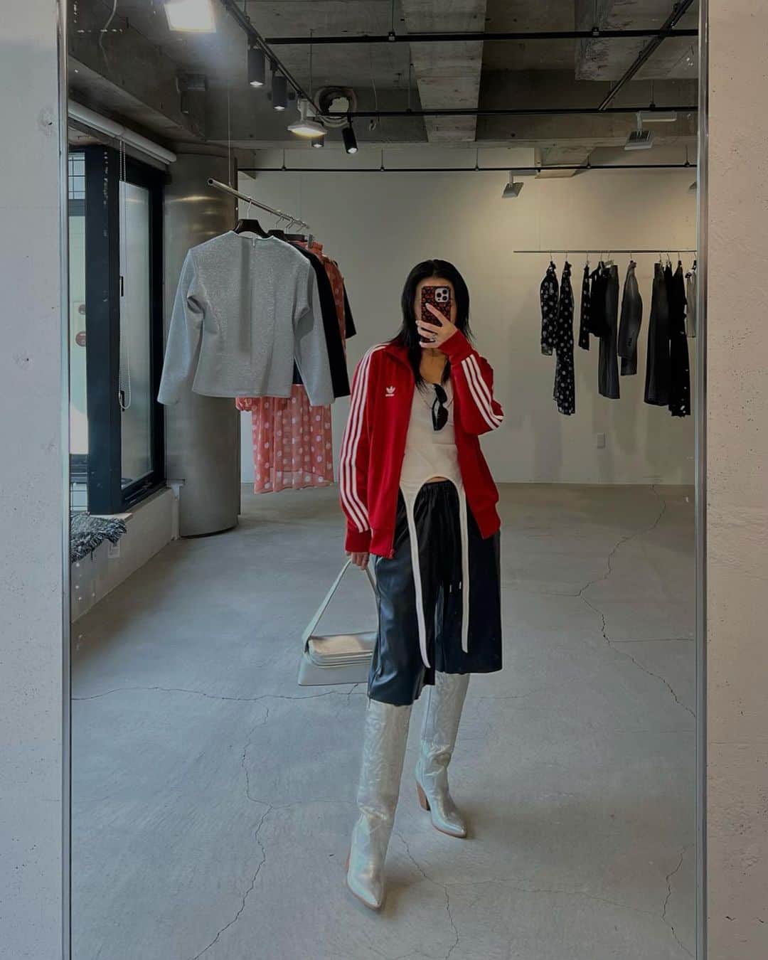 須田朱音のインスタグラム：「❤️🖤🩶  たまには派手なスタイリング 赤にシルバー合わせたかったのよ。  @belper_official_ の展示会で、 またギラギラスカートオーダーしちゃった♡  ワイドパンツでも履けるし、タイトスカートにもなるの。」