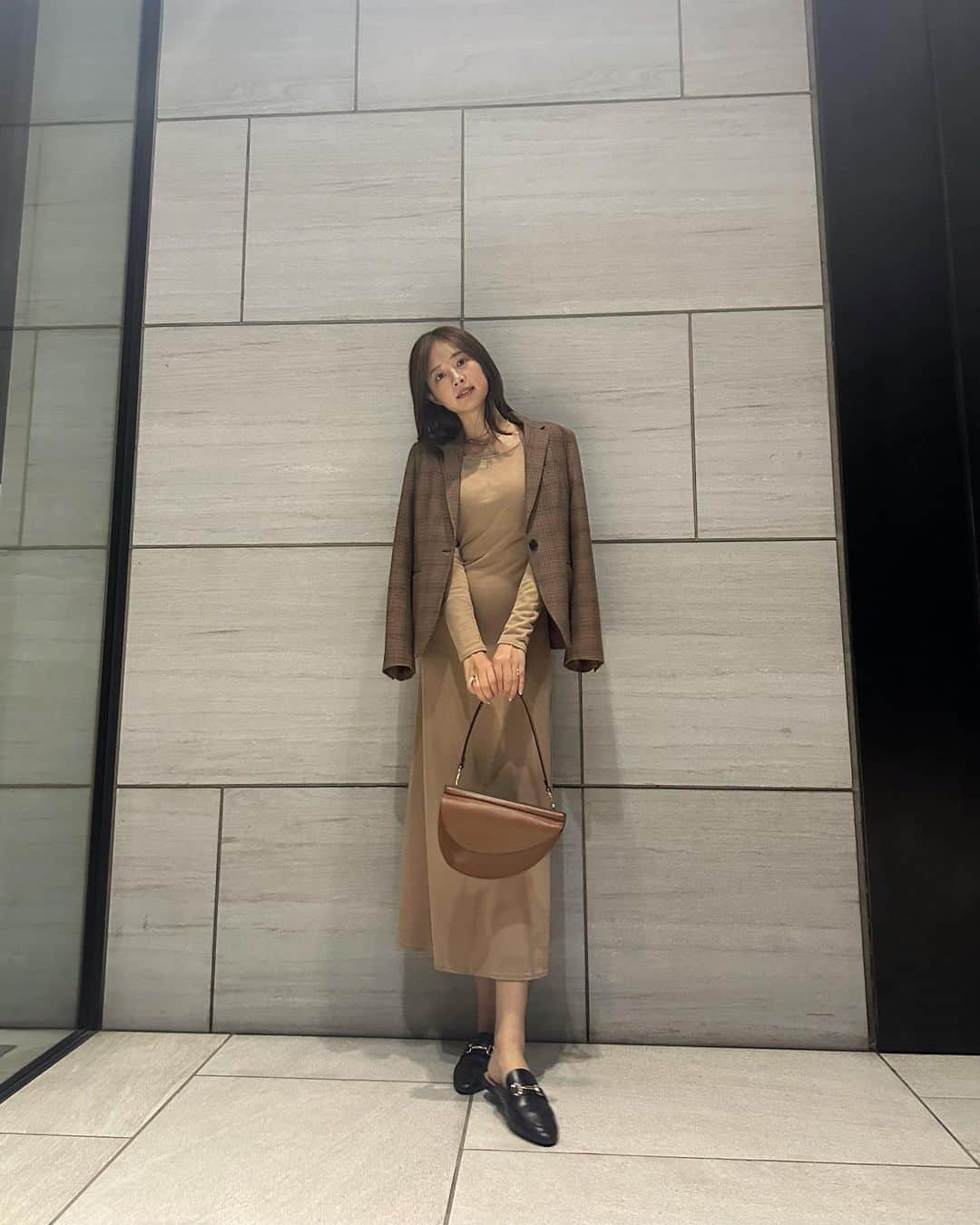 のインスタグラム：「さすがにワンピース1枚は寒かったので ジャケットと合わせました🙈笑  お洋服タグ付けしたよ🏷️  #fashion #ootd #outfit #コーデ #今日のコーデ #シンプルコーデ #私服 #ジャケットコーデ #ワンピース #大人コーデ」