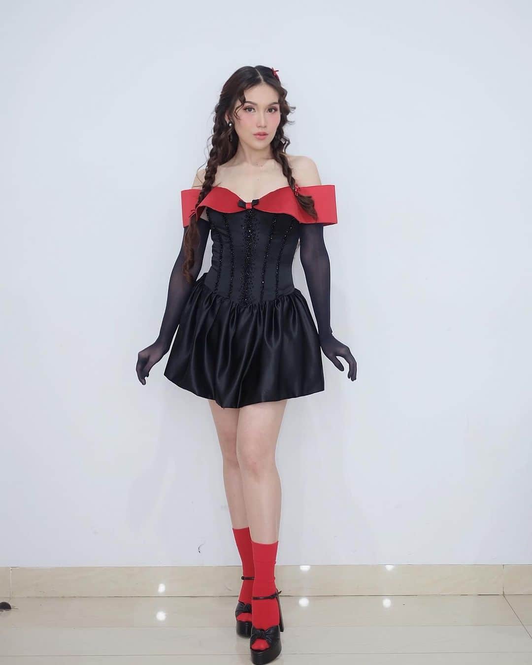 アユ・ティンティンのインスタグラム：「하이 🫶🏻❤️ Dress custom @felissa_thung Earrings @rinaldyyunardi Make up @rama_jee Hair @kriznafahrezi Fashion Stylist @erichalamin」