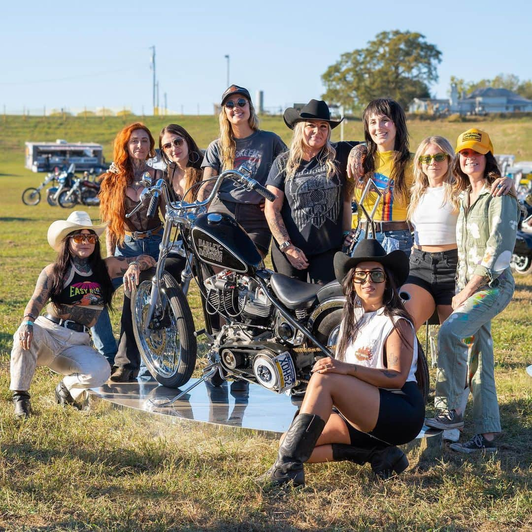 Harley-Davidsonさんのインスタグラム写真 - (Harley-DavidsonInstagram)「Girl bikes only.  @actuallyitsaxel's Hideout at @bornfreeshow Texas 2 is a showcase of badass.  📷 @chicken_fried_choppers  #HarleyDavidson #BornFreeShow #BornFreeTexas #BFTX」10月22日 4時14分 - harleydavidson