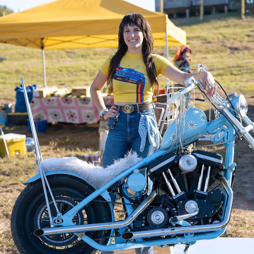 Harley-Davidsonさんのインスタグラム写真 - (Harley-DavidsonInstagram)「Girl bikes only.  @actuallyitsaxel's Hideout at @bornfreeshow Texas 2 is a showcase of badass.  📷 @chicken_fried_choppers  #HarleyDavidson #BornFreeShow #BornFreeTexas #BFTX」10月22日 4時14分 - harleydavidson