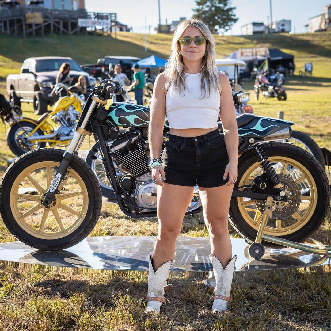 Harley-Davidsonさんのインスタグラム写真 - (Harley-DavidsonInstagram)「Girl bikes only.  @actuallyitsaxel's Hideout at @bornfreeshow Texas 2 is a showcase of badass.  📷 @chicken_fried_choppers  #HarleyDavidson #BornFreeShow #BornFreeTexas #BFTX」10月22日 4時14分 - harleydavidson