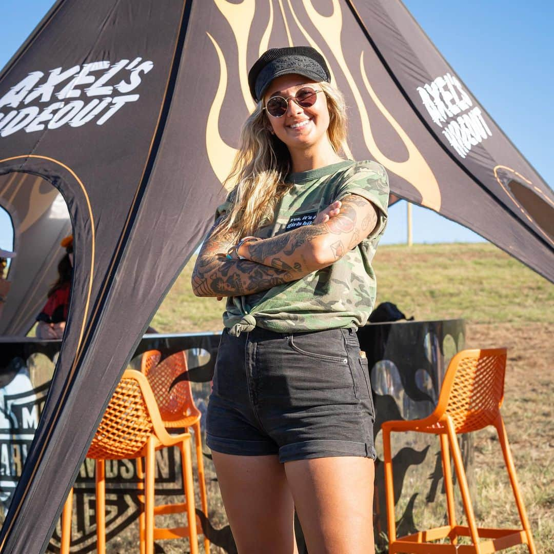 Harley-Davidsonさんのインスタグラム写真 - (Harley-DavidsonInstagram)「Girl bikes only.  @actuallyitsaxel's Hideout at @bornfreeshow Texas 2 is a showcase of badass.  📷 @chicken_fried_choppers  #HarleyDavidson #BornFreeShow #BornFreeTexas #BFTX」10月22日 4時14分 - harleydavidson