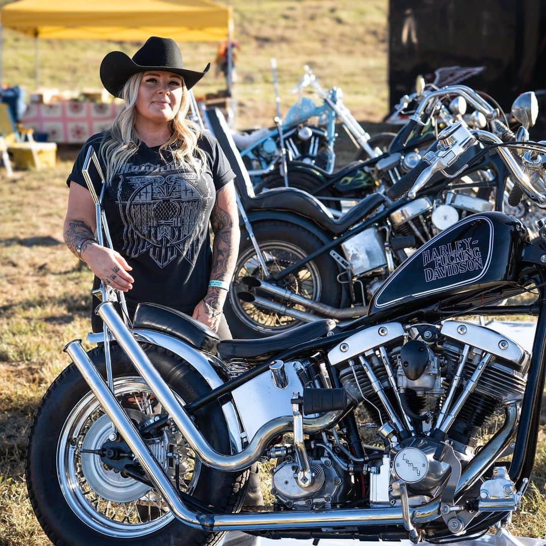 Harley-Davidsonさんのインスタグラム写真 - (Harley-DavidsonInstagram)「Girl bikes only.  @actuallyitsaxel's Hideout at @bornfreeshow Texas 2 is a showcase of badass.  📷 @chicken_fried_choppers  #HarleyDavidson #BornFreeShow #BornFreeTexas #BFTX」10月22日 4時14分 - harleydavidson