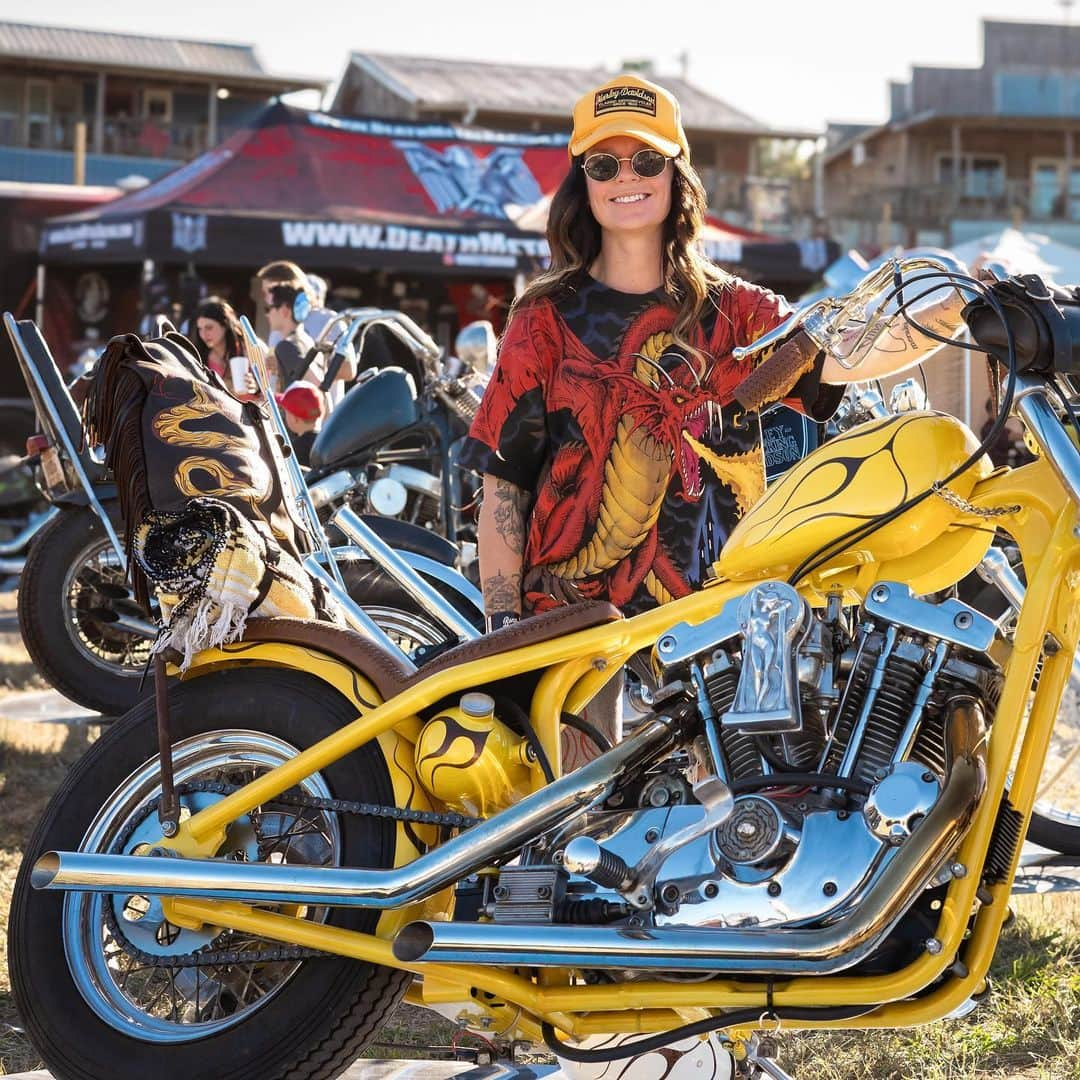 Harley-Davidsonさんのインスタグラム写真 - (Harley-DavidsonInstagram)「Girl bikes only.  @actuallyitsaxel's Hideout at @bornfreeshow Texas 2 is a showcase of badass.  📷 @chicken_fried_choppers  #HarleyDavidson #BornFreeShow #BornFreeTexas #BFTX」10月22日 4時14分 - harleydavidson