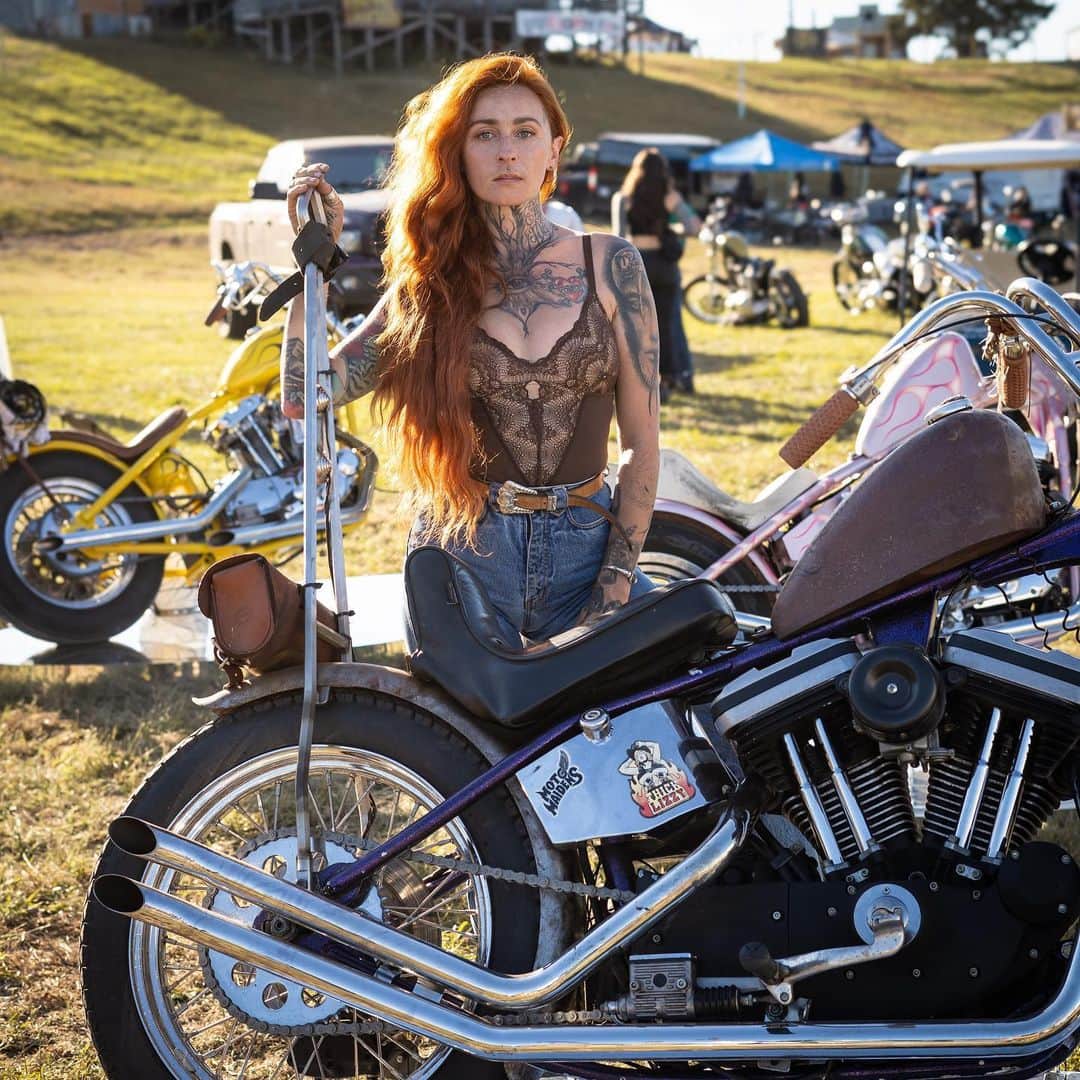 Harley-Davidsonさんのインスタグラム写真 - (Harley-DavidsonInstagram)「Girl bikes only.  @actuallyitsaxel's Hideout at @bornfreeshow Texas 2 is a showcase of badass.  📷 @chicken_fried_choppers  #HarleyDavidson #BornFreeShow #BornFreeTexas #BFTX」10月22日 4時14分 - harleydavidson