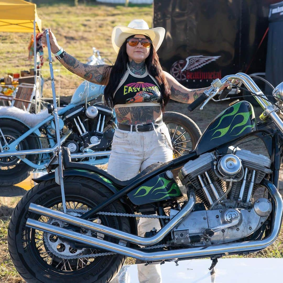 Harley-Davidsonさんのインスタグラム写真 - (Harley-DavidsonInstagram)「Girl bikes only.  @actuallyitsaxel's Hideout at @bornfreeshow Texas 2 is a showcase of badass.  📷 @chicken_fried_choppers  #HarleyDavidson #BornFreeShow #BornFreeTexas #BFTX」10月22日 4時14分 - harleydavidson