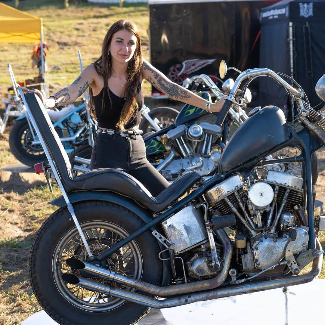 Harley-Davidsonさんのインスタグラム写真 - (Harley-DavidsonInstagram)「Girl bikes only.  @actuallyitsaxel's Hideout at @bornfreeshow Texas 2 is a showcase of badass.  📷 @chicken_fried_choppers  #HarleyDavidson #BornFreeShow #BornFreeTexas #BFTX」10月22日 4時14分 - harleydavidson