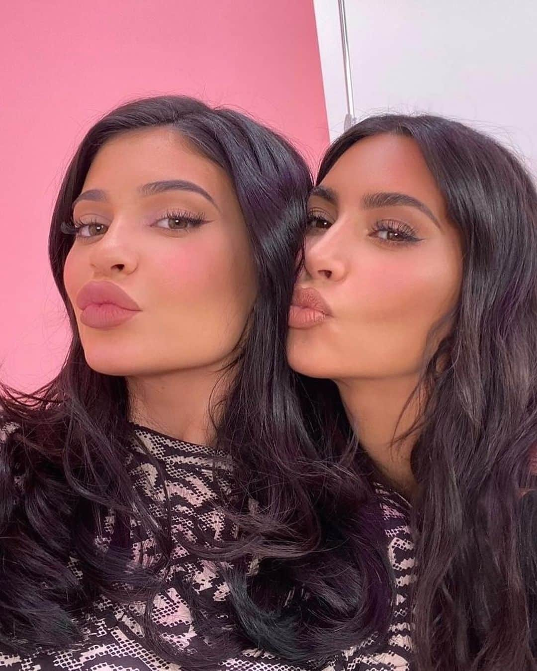 Kylie Cosmeticsさんのインスタグラム写真 - (Kylie CosmeticsInstagram)「happy birthday @kimkardashian 🖤🎂」10月22日 4時14分 - kyliecosmetics