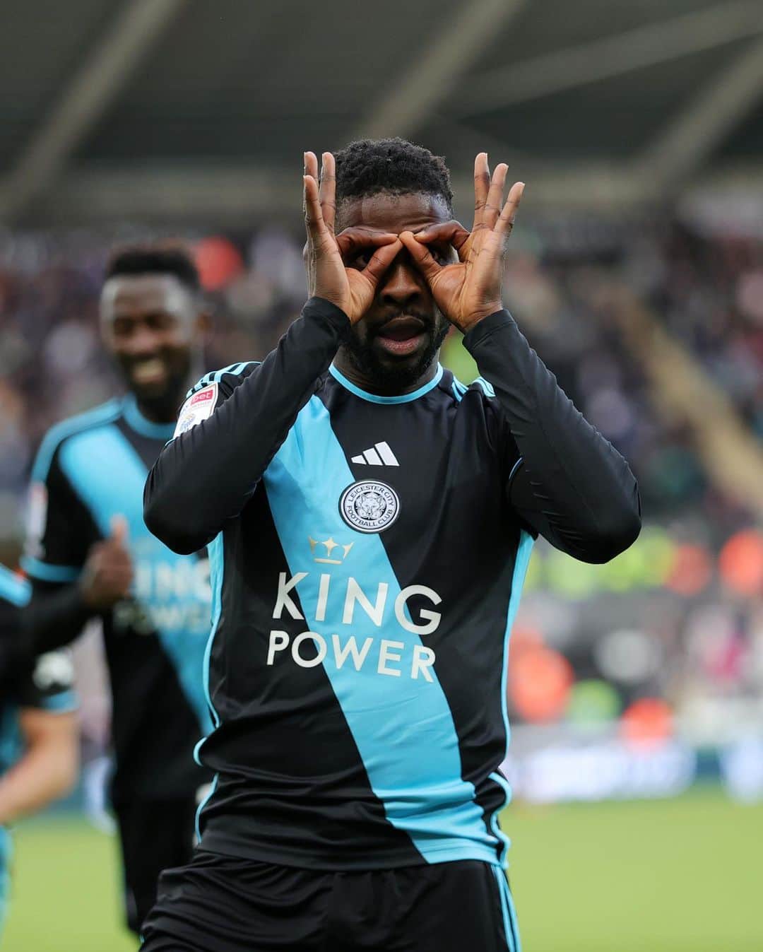 ケレチ・イヘアナチョのインスタグラム：「3 points in the bag  Travel back safe LCFC fans 💙 E-Z-E-N-N-A-Y-A 👨🏾‍🍼❤️」