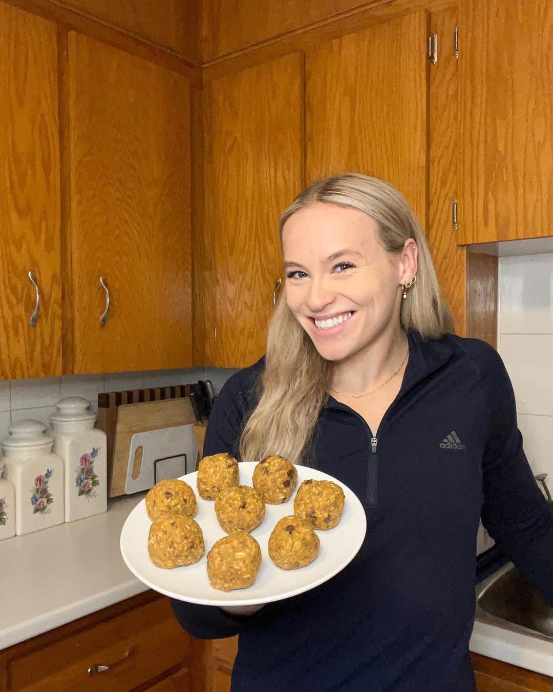 のインスタグラム：「It’s that time of year!!!! Who is ready for Pumpkin Spice everything?   🍂Try out this #EatingWithEllie Pumpkin Spice Energy Balls recipe below. Great on its own or with your PSL! 🍂  🎃1 cup natural peanut butter  🎃1/2cup pumpkin 🎃 1 tsp vanilla  🎃 1/2 cup maple syrup  🎃 1 1/2 cup oats  🎃 3 Tbsp almond flour (heaped) 🎃 2 Tbsp chia seeds 🎃 1 Tbsp pumpkin spice  🎃 3 Tbsp mini dark chocolate chips   Combine dry ingredients in a bowl. Mix together.  Combine wet ingredients in a separate bowl. Whisk together.  Mix wet ingredients into the dry ingredients. Once combined, mix in dark chocolate chips.  Put dough in the freezer for 10-15 min to harden up before rolling into balls. Store in fridge.   *Add more pumpkin or oats depending on how you like the texture 🎃😛 Enjoy!」