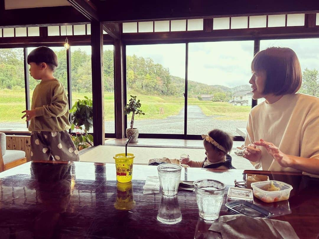 久保田夏菜さんのインスタグラム写真 - (久保田夏菜Instagram)「安芸高田市の高宮にある okadasasaさんへ行ってきました！  famtimeにも出店してくれた大好きなお店で 北へ遊びに来てくれた先輩に付き合ってもらって さらに北上。  古民家を改装したお店なんですが おかださんという家主さんの名前に 店主のささださんが自分の名前を合わせて okadasasa。  そんな店主の優しい人柄が 溢れる素敵なお店です。  流れている時間もすごくゆっくりで 癒しが詰まった空間。  そんな中、 わが家だけわちゃわちゃと賑やかで 落ち着きなくて、いつもすいません笑。  そうそう、特に最近は 娘の好奇心に磨きがかかり 第二子らしく、なんでもぐいぐい。 食欲もすごくって、なんでも食べます。食べないもの今のところ、ありません。 食い意地のはった姿はとても愛おしい。いいぞ、ぶくぶくになれと思っています笑 ただ食欲のままに食べられるって、一生のうち今だけかもしれないし。 (ちなみに、何でも口に入れるので 今日はスティックのりをかじってました。あわてて止めましたが、ブルーののりで取りやすかったです。いや、そんな話をしてる場合じゃないですが笑)  この食への興味は たまたまなのか、どうなのか。  というのも、 上の子は、 何でも口にいれるってことがなかったし 小さい時から食が細く 今もちょっとしか食べません。 好き嫌いも多いです。 毎食「食べなさい」と言ってる気がします。  でも、よくよく考えたら 第一子だったし、こちらもすごく慎重に食べさせてたよなーとも。 まだ◯ヶ月だから、早いんじゃ？とか、詰まっちゃいけないから小さくカットしたり…アレルギー出たらいけないし、食べすぎだからやめておこうかなとか。  ちなみに、第二子は なんでも、ま、いっか。 食べさせるものもスプーンもないから、バナナかじらせてみよ！あ、食べれるじゃん！ まだ、このごはん固い気がするけど、おかゆにする時間ないしこのままでいっか！あ、食べた！いけるねー。みたいな感じ。 明らかに、こちらもドーンと構えてる気がします。  第二子はそうなるとは聞いていたけど、ほんとにそうで、びっくり。  いろんなことが そうなるのかなーと思いながらも 今、上に子の何でもいやいやに手を焼いています。  というか、常に やらなきゃいけないことの反対をしたがるから この子あまのじゃくだなって思っちゃう。  習い事に親子で通ってるんですが 普段は抱っこをせがんでくるけど 抱っこの時間になったら 絶対寄ってこない笑。  先生に質問されたら、わざと全然違うことを答えます。  家では、 妹の邪魔をしたり いやを連呼して わたしに怒られ、機嫌悪くなり、泣く。  忙しい時間だと こちらもイライラしちゃうわけで この1週間めちゃくちゃ怒りました。  そんな時に、夫が帰ってくると 夫は満面の笑みで「ただいまー」と息子を抱き上げてくれるから 息子もすごく嬉しそうで、キャッキャしてる。  その姿を見て これなんだろうなー息子がしてほしいのは、かまってほしいのよねと思います。  そもそも、もう自分でこれがしたいあれがしたいという自我がしっかりあるんだから、こっちのペースに合わせようとしてることが間違ってるんだよなー。  そして、そんなことを思いながら わたしがカリカリしてるのは 仕事があるから時間がなくて、追われてるんだろうなとも。  でも、 その仕事は やりたくてやっているわけだし。 仕事をしばらく休む選択肢もあったんだけど、前のめりで働きたいという私の思いで、子守はばあばにお願いして、今の生活スタイルになっているんです。  だったら、 それがカリカリの理由になってるのなら息子がかわいそうだなーと、冷静になったら思います。冷静になったら。  そんなことも 下の子がもう少し大きくなった頃には、おおらかな気持ちで子育てができてるのかなとも思ったりしますが、 やっぱりこちらの気持ちで 子どもが左右されるのは申し訳ない。  今日は仕事終わって帰って 教室ごっこをして遊んだら めちゃくちゃ嬉しそうに 先生役やってました。 やっぱり、構ってほしいんだよね、お兄ちゃん。  最近は そんなことを思いながら過ごしています。  明日は お休みなので 先延ばしにしてる絵の具をやってみようかなって思っています😊  すいません、ずいぶんと 長く書きました。  おやすみなさい〜。  #okadasasa #安芸高田市　#高宮　#子育て　#男の子ママ　#女の子ママ　#子育て日記 #子育てママ　#ママアナウンサー」10月22日 4時22分 - kanakubota0805