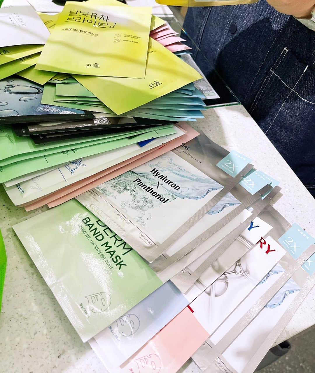 のインスタグラム：「･ シートマスクを探し求める旅をしてきました🇰🇷✈️ ･ 1日目にだいたいこれくらい買って、2日間あったので、 この倍量持って帰ってきました😘 いや問屋も行ったから3倍量かな😂 ･ 私もパンちゃんも これで朝夜シートマスク使いたい放題です🧖‍♀️🧖‍♂️ ･ 私が1番好きなのはリジュランの3stepのシートマスクで、 (写真に写ってなくてごめん笑 2日目にゲットしたやつ。) ･ パンちゃんのお気に入りは、 もうずっと前からCPNの2stepのシートマスク🧖‍♂️ ･ ･ オリーブヤングで、 @miyoko.myondon とLINEしながら、 遠隔ショッピング指南が楽しかった🫰 オススメや効果を教えてもらいながら 私がカゴに入れていくスタイル🛍 ･ ･ このシートマスクがなくなったら次の渡韓のタイミングです😂 ･ これは凄い！みたいなオススメあったら教えて欲しい🤤」