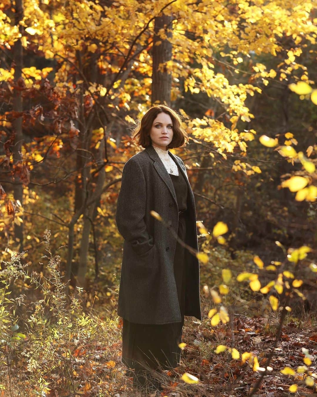 リンジー・ピアースのインスタグラム：「Today feels like this 🍁  Photo by my dear friend @scotwoodmanphotography who is currently doing autumnal sessions in the Boston area. Highly recommend you work with him, because he is brilliant 🥀😍」