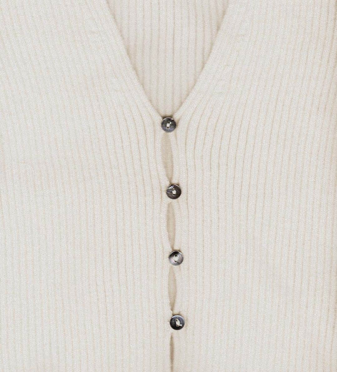 JanessaLeoneのインスタグラム：「ELISE____ A form fitting ribbed cardigan with an elegant V neckline. ⁠ ⁠ Available in black + natural.」