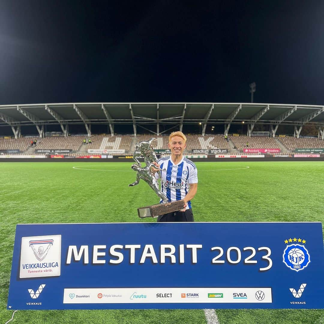 田中亜土夢のインスタグラム：「フィンランドリーグ5回目のアレ🇫🇮2023🏆🆕2022🏆2021🏆2020🏆2017🏆 皆さん応援ありがとうございました！Kiitos kaikille🙏 今シーズン胸スポンサーとして一緒に戦ったヘソプロダクションさん @hesoproduction 🤝 共に戦っていただきありがとうございました！！ #veikkausliiga#ヘソプロダクション#Finland#hjkhelsinki」