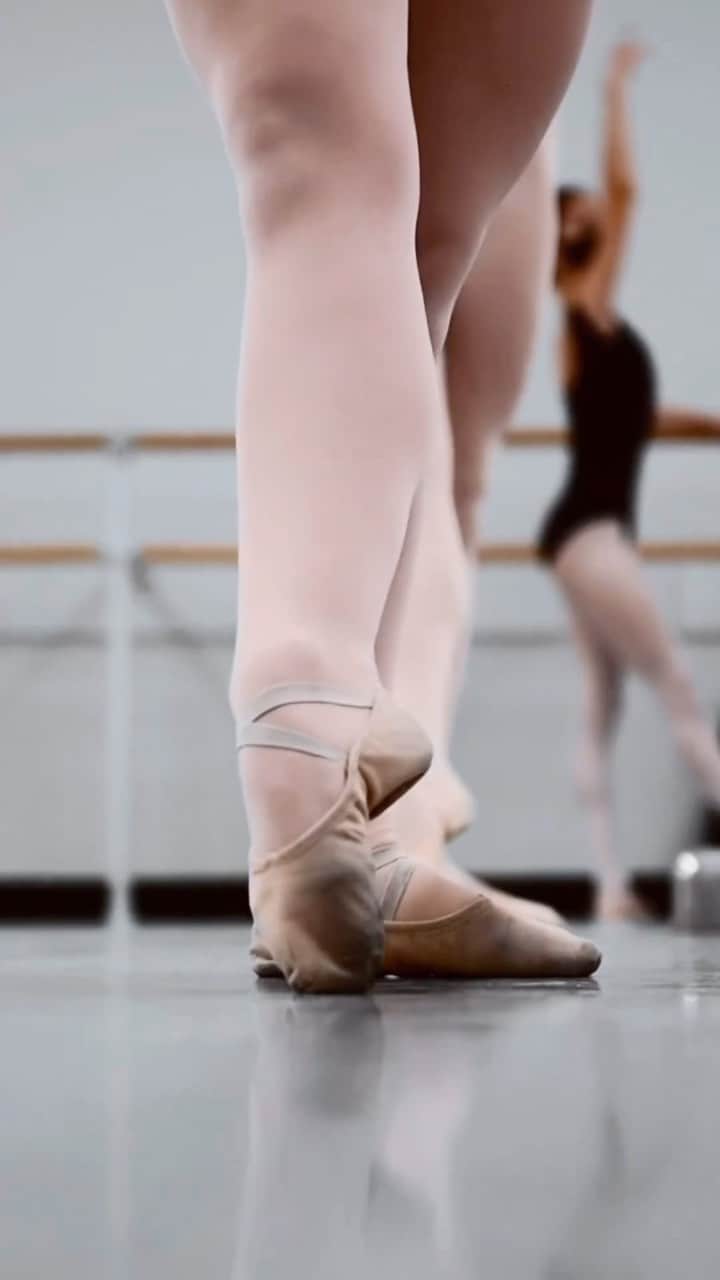 Ballet Is A WorldWide Languageのインスタグラム：「Gorgeous tendu 🩰 @arianmsphotographer   #worldwideballet」