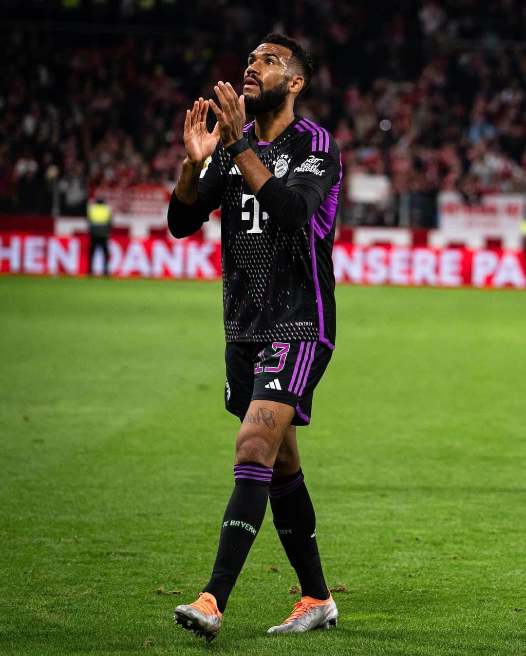 エリック・マキシム・シュポ＝モティングのインスタグラム：「Feels always good to come back to this great place full of nice memories #mainz05 👌🏾🙌🏾 important Win today ! Thanks to our fans for the great support  @fcbayern .」