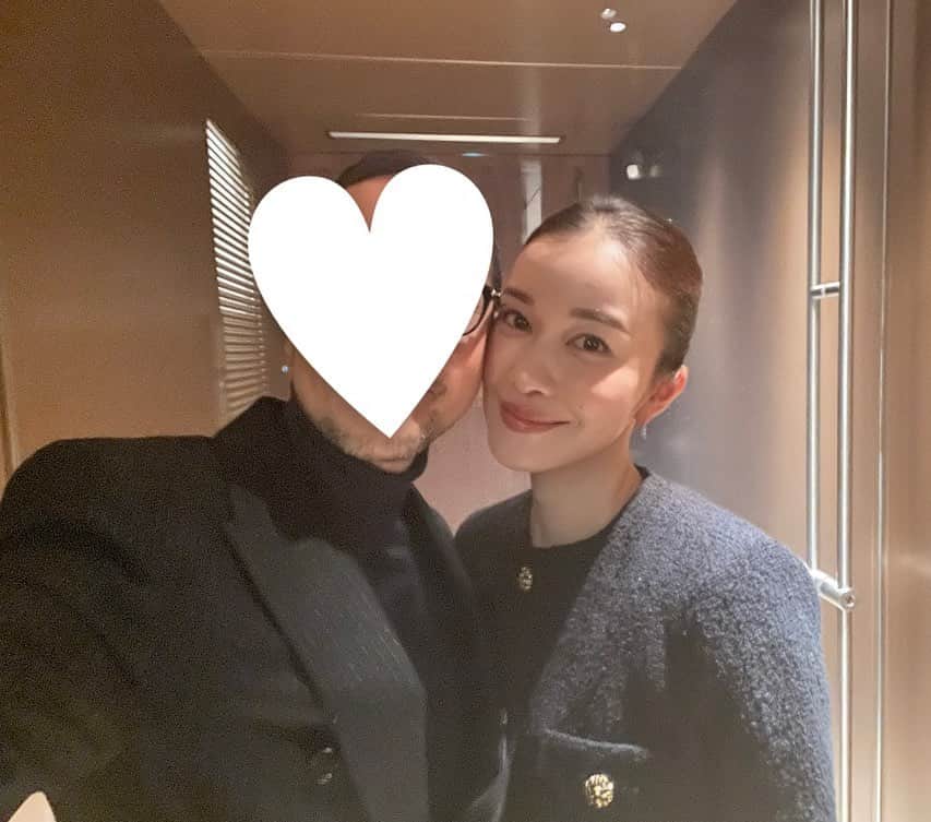 都築理沙のインスタグラム：「date night @restaurant.blanc   お料理も隈研吾さん建築の内装も全て美しく、洗練ここに極まれりというレストランでした。  産後3ヶ月、また2人の時間が十分に戻ってきて嬉しい☺️  明け方まで起きない次女のおかげ。とにかくネントレ万歳🥺5年前の自分に教えてあげたいわ(笑)」