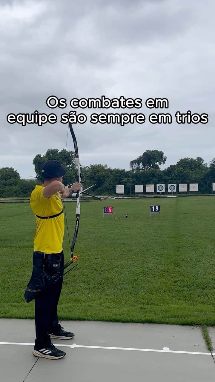 マルクス・ヴィニシウス・ダルメイダのインスタグラム：「O PAN JÁ COMEÇOU! 🏹  Para quem acha que Tiro com Arco é esporte individual, hoje foi dia de treino de equipe, com o foco em Santiago.  Vou competir junto do @gomes_matheux e @matheus_zely mas o que pouca gente vê é como são os treinamentos entre nós. Dá uma olhadinha aqui.  Ah, e fiquem ligados no meu perfil que, mais perto da competição, eu vou postar os horários e onde assistir minhas provas!  Espera aí, Santiago, que estamos chegando! 🤩🚀」