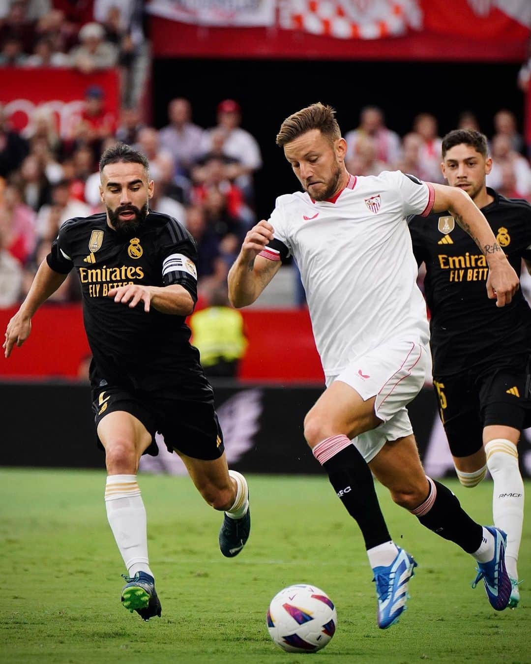 イヴァン・ラキティッチさんのインスタグラム写真 - (イヴァン・ラキティッチInstagram)「Gran actuación de todo el equipo! Gracias afición 💪🏼👏🏼⚽️ @sevillafc   #sevillafc #laliga  #rakitic #wearesevilla #sevillafcrealmadrid」10月22日 5時15分 - ivanrakitic