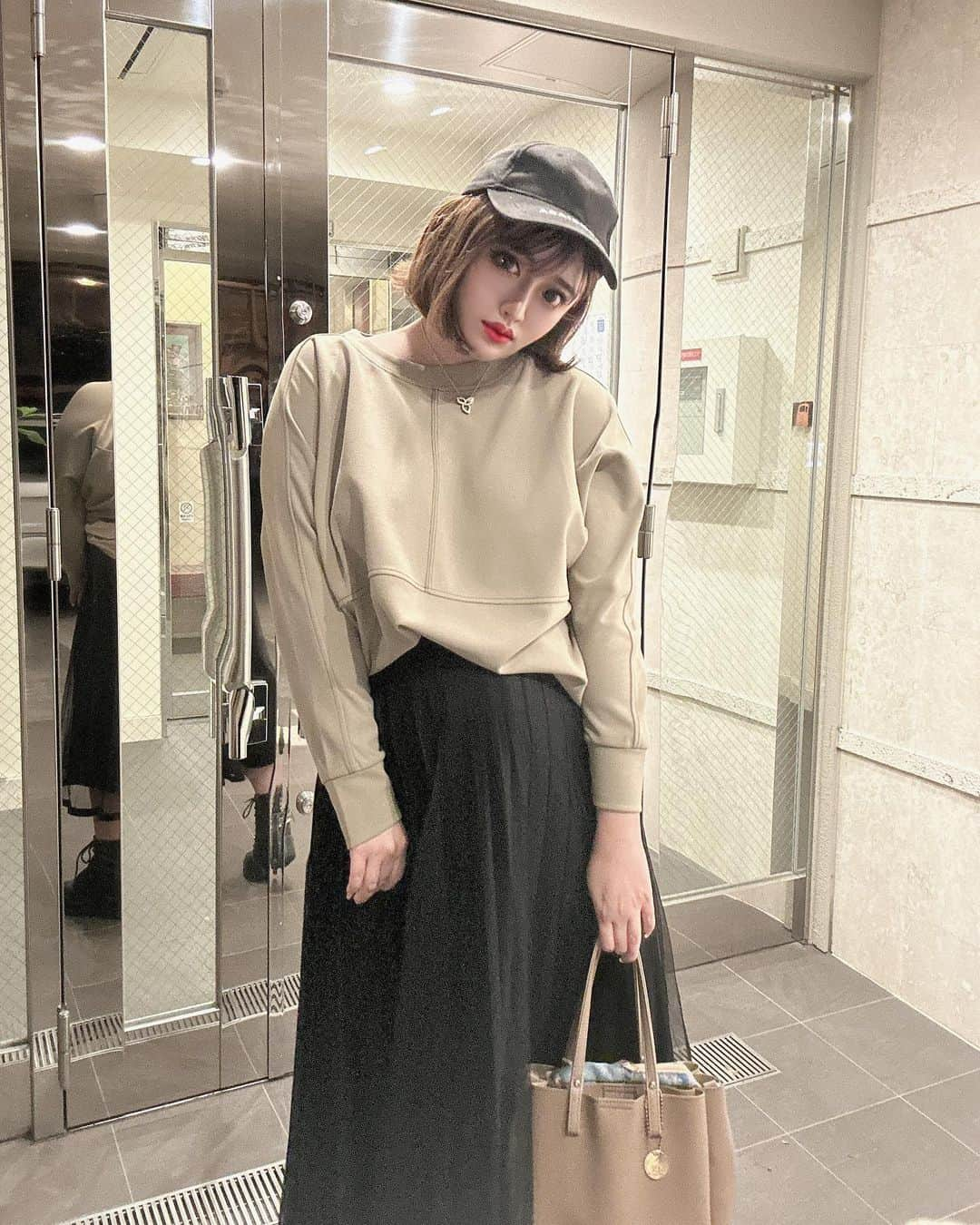 立華えれなのインスタグラム：「太ってからこんな服装しか できなくなったよーう🩶😭泣 . また前みたいに痩せて自己肯定感爆上げしてくから 楽しみに見守っててください🥰💗笑 . 産後6ヶ月までが勝負ですね。 あーあ、ホントにめんどくさい。 女って稼ごうと思えば男より稼げるけど 身体のこと考えると思いっきり振りですよねw 。 #アンバサダー #男の子ママ #これでもダイエット中  #産後ダイエット #骨盤矯正 #産後クライシス  #ゆにくんだいすき #生後2ヶ月 #ママファッション  #pr」