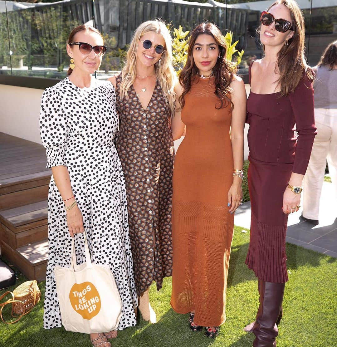 サラ・ライトのインスタグラム：「We gathered to celebrate @drdeepikachopra on the  launch of her TALU kids deck with @allthingsarelookingup! Special shout out to @mindykaling and @rocky_barnes on hosting such a gorgeous day and for honoring this mama on her work to create practical tools for families to use in everyday life.   The TALU Kids Deck is a science based deck of 52 cards mindfully created to inspire optimism and increase resiliency and joy. The front of each card features playful abstract art forms illustrated by her sons Jag and Dio!!   The cards have been specifically designed for kids but, everyone can benefit from the prompts- the goal here is to help you create a positive and powerful family ritual promoting proactive mental health tools.  Tagging all the amazing ppl who came together to make this day special for @drdeepikachopra ❤️❤️   @violafloral @archiverental @oilogiccare @bboxforkidsusa @baublebar @dabbleanddollop @littlewest @drinkjiant  @little_kitchen_academy photos by Nicholas Aparicio and @foitlephoto」