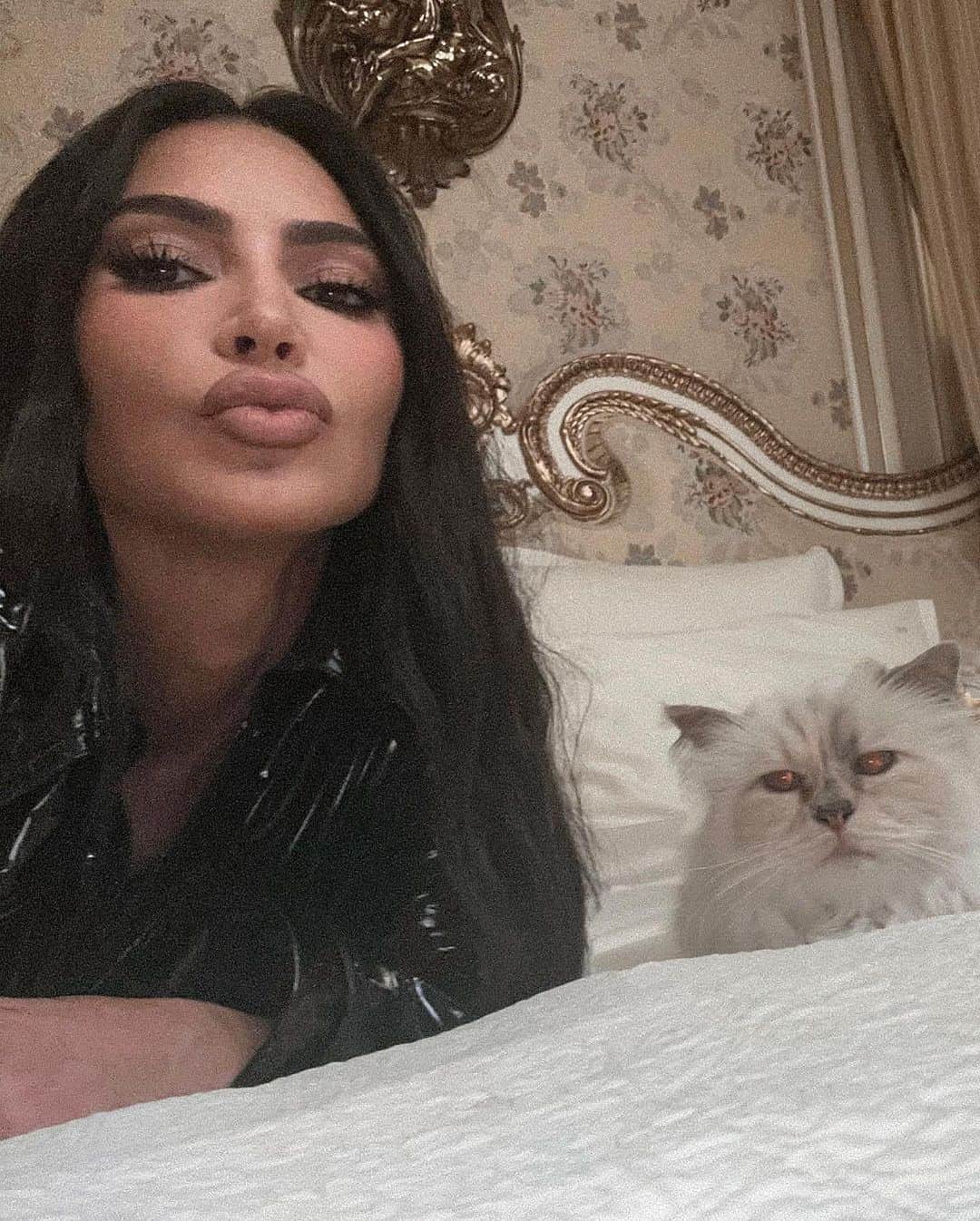 WHO WHAT WEARさんのインスタグラム写真 - (WHO WHAT WEARInstagram)「Happy birthday to the queen of selfies (and paranormal investigating) @kimkardashian. ♎ photos: @kimkardashian」10月22日 5時29分 - whowhatwear