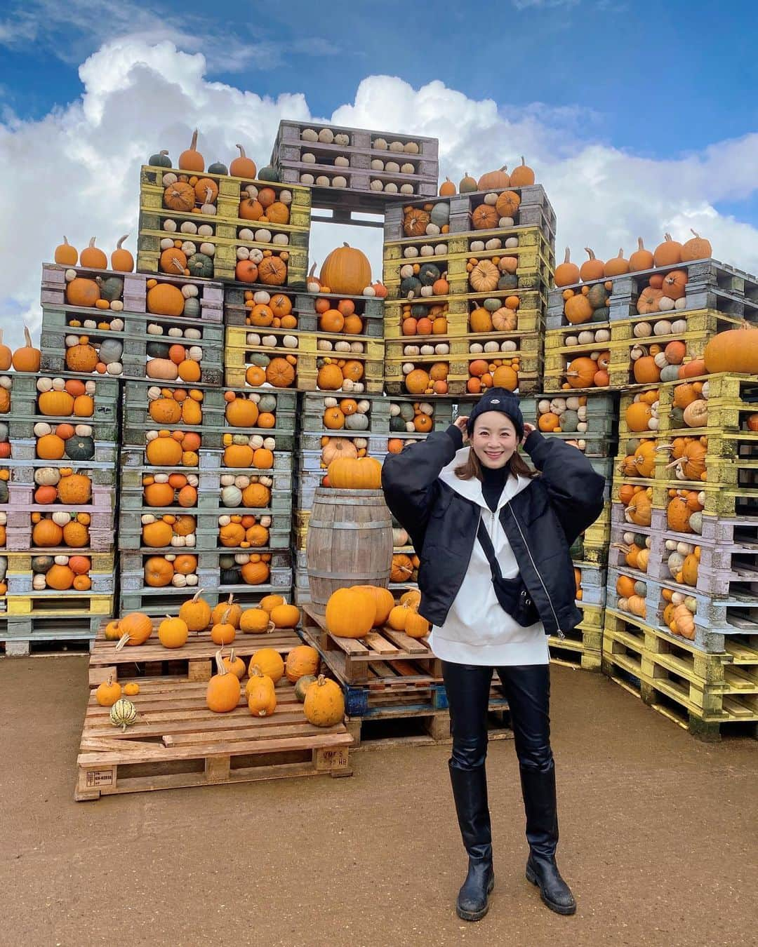 秋元玲奈のインスタグラム：「Pumpkin patch🎃👻  泥まみれになって楽しみました。  #london #londonlife #pumpkinpatch  #halloween2023 #pumpkinfarm  #milford」