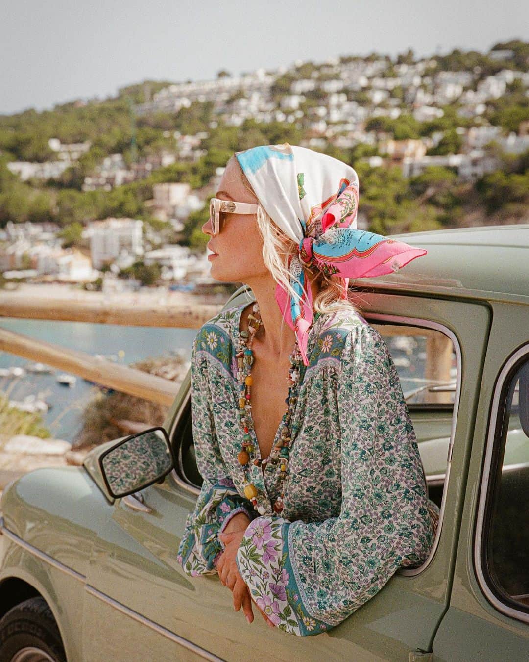 SPELLのインスタグラム：「Seaside memoirs of summer romance in our Sienna Tunic Dress 💌✨」