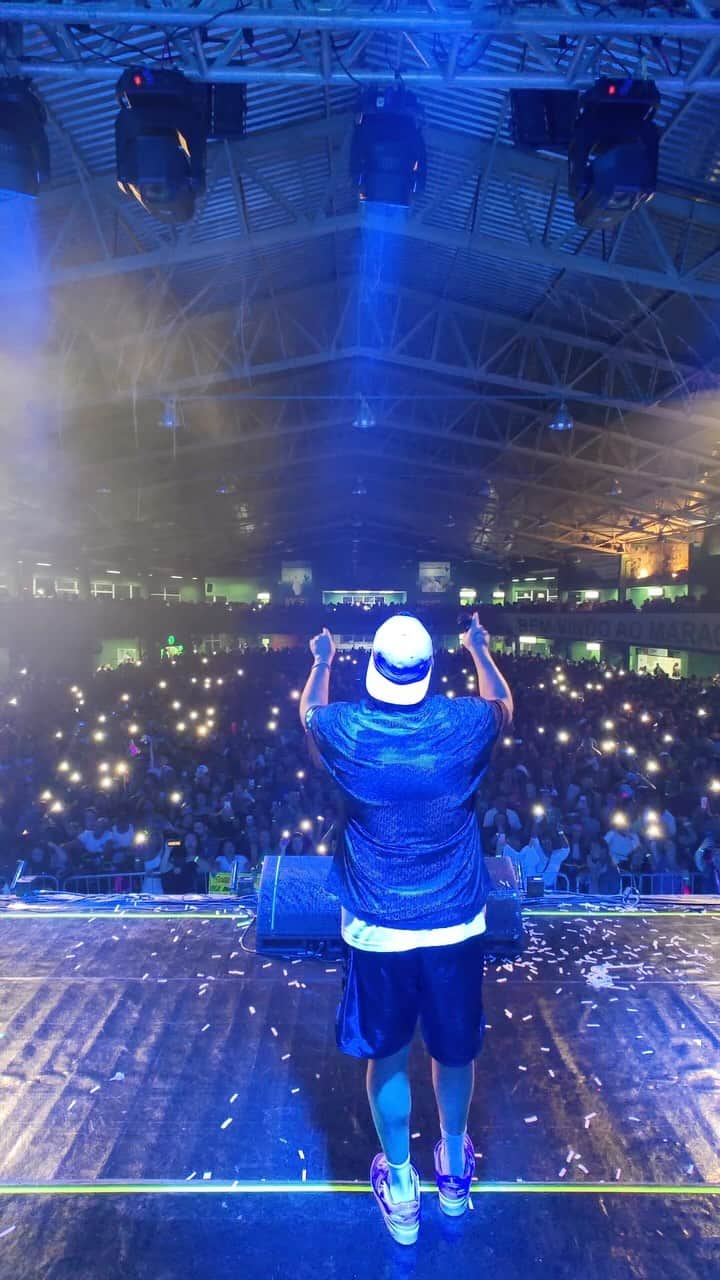 Sorriso Marotoのインスタグラム：「Tá lindo demais ver vocês soltando a voz e cantando ELA juntinho com a gente, obrigadoooo 🫶🏽🎶  Que noite @mocidadeoficial, até a próxima. Aí vamos nós @sambaprimejf, esperamos vocês lá! 🔥」