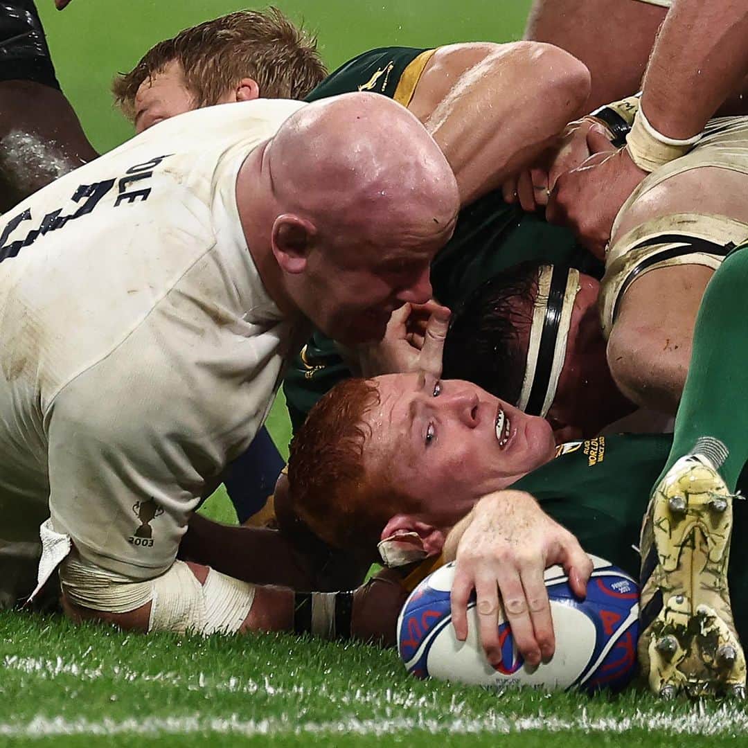 ラグビーワールドカップさんのインスタグラム写真 - (ラグビーワールドカップInstagram)「2点差で残り7分…どの得点方法でもひっくり返る得点差です🥶  ここからの死闘の残り時間、すべてを目に焼き付けましょう(寝てる人は起きてください🙏)  #ラグビーワールドカップ2023  #RWC2023 | #ENGvRSA」10月22日 5時46分 - rugbyworldcupjp