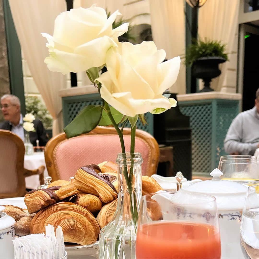 山城葉子さんのインスタグラム写真 - (山城葉子Instagram)「.  breakfast 🥐🥐の山盛りのカゴは心くすぐります 全然食べきらないのだけど  隣のテーブルの3歳くらいの女の子が、スープのようにキャビアをすくって食べてて驚いた。朝ごはんがキャビア😂 仁くんはキャビアを図鑑でしか見たことないかも笑」10月22日 5時42分 - yokoyamashiro