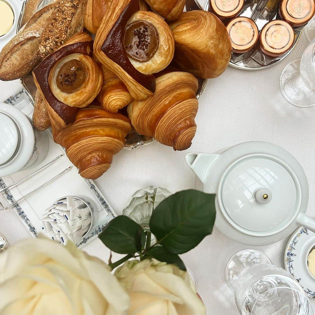 山城葉子のインスタグラム：「.  breakfast 🥐🥐の山盛りのカゴは心くすぐります 全然食べきらないのだけど  隣のテーブルの3歳くらいの女の子が、スープのようにキャビアをすくって食べてて驚いた。朝ごはんがキャビア😂 仁くんはキャビアを図鑑でしか見たことないかも笑」