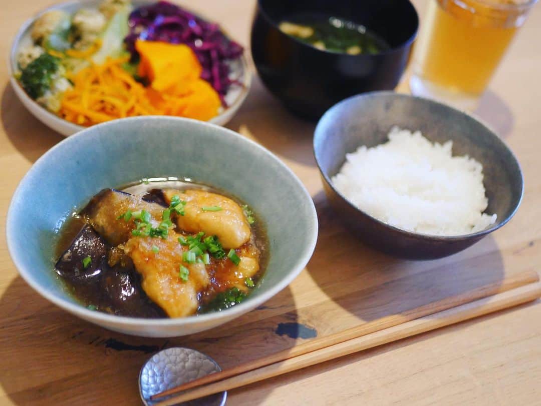 都築理沙のインスタグラム：「最近は週に2回、野菜の作り置きをたくさん作っています🥕  忙しくなると野菜が不足しがちですが、作り置きがあれば毎日たっぷり食べられる☺️お夕飯を作る時間があまりない日も気持ちが楽にもなる😙  今夜は 鶏むね肉と茄子のみぞれ餡かけ ブロッコリーアボカド豆腐の韓国風サラダ カレー風味人参きんぴら 紫キャベツマリネ 蒸し栗かぼちゃ にらお揚げわかめのお味噌汁  作り置きレシピもサロンLe comptoirにて増やしていく所存です♥  野菜を切るのも盛り付けも長女がやってくれました👧一緒に歌うたいながら。はー可愛い」