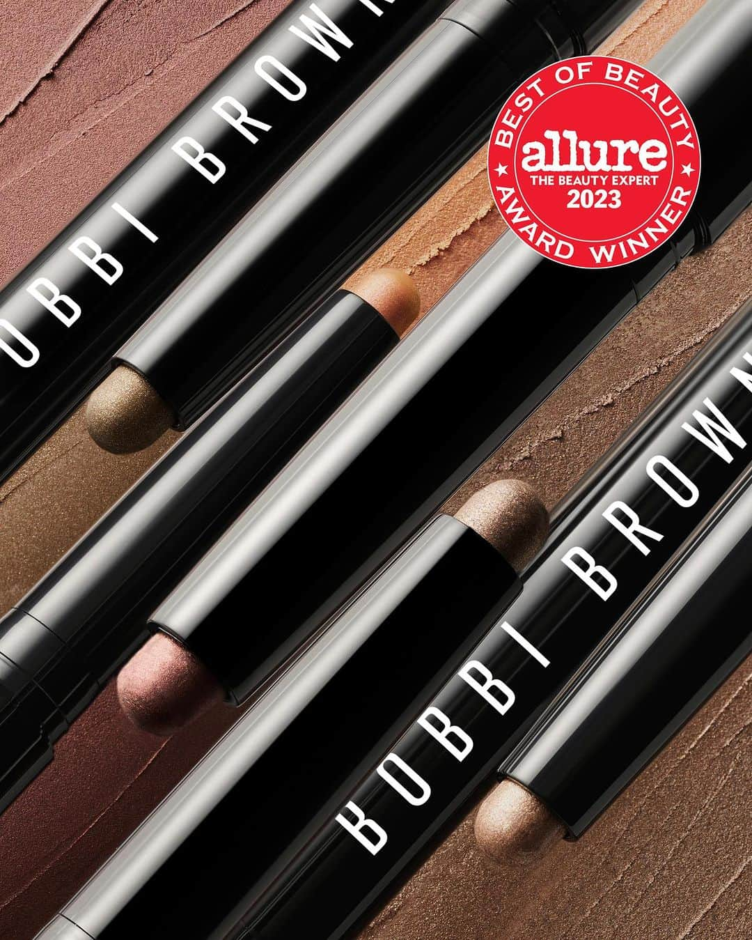 ボビイブラウンのインスタグラム：「Our bestselling Long-Wear Cream Shadow Stick has won an @allure Best of Beauty Award for Best Shimmer Eye Shadow Stick.  WHAT’S TO LOVE: • Swipes on effortless eye looks that last up to • Layers and blends seamlessly with its smooth, creamy texture   Do you love our quick stick? Let us know below.  #BobbiBrown #AllureBestOfBeauty #BestOfBeauty #Allure #LongWearCreamShadowStick」