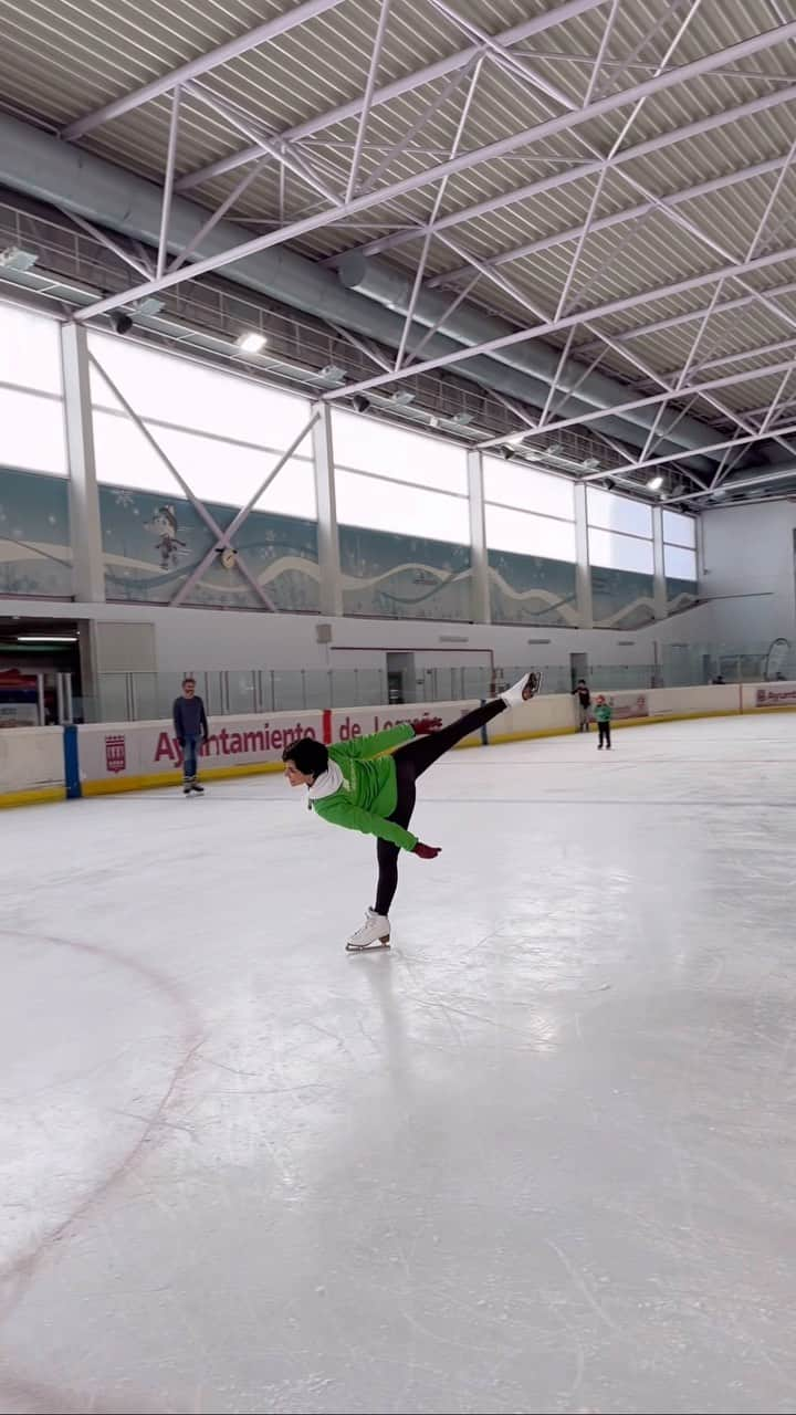 サラ・ウルタドのインスタグラム：「Esto ha pasado hoy en el @touruniversomujer 😭💕  …Risas aparte, no sabéis la TREMENDA ILUSIÓN que me ha hecho el poder incluir el patinaje sobre hielo dentro de las actividades de esta fiesta del deporte que es el TourUM y de poder haberlo compartido con todos los que os habéis acercado.  Logroño, eres especial🥹🫶🏼  PD: Chicas, con un par más de clasecitas lo tenéis 😅🙃⛸️」