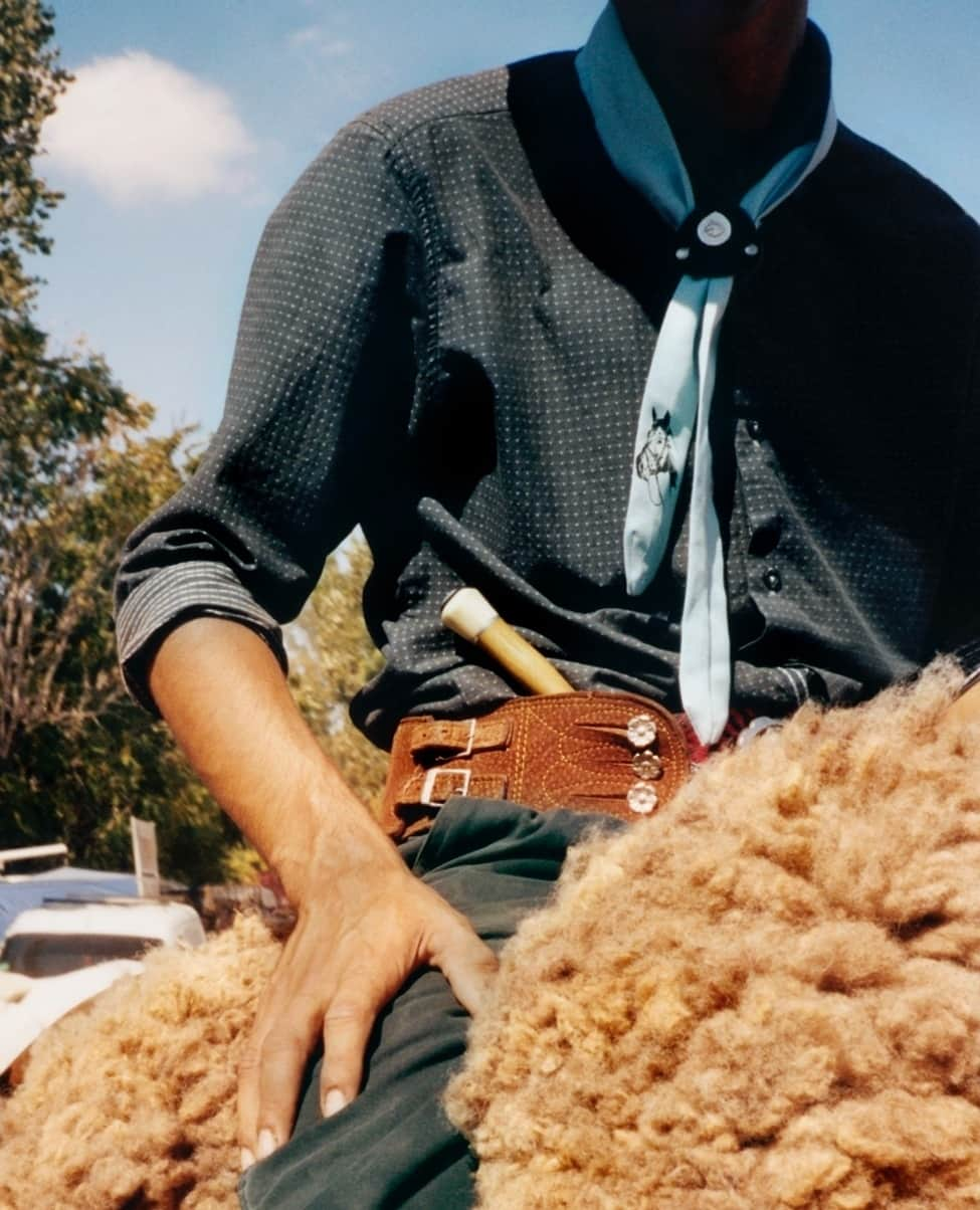 i-Dさんのインスタグラム写真 - (i-DInstagram)「An old tradition specific to Argentina, doma is several things, photographer @rodrigocarmuega tells us, “It’s the art of horse taming, but it’s also a gathering, a celebration in which these gaucho riders show their doma skills and compete with each other.” ⁠ ⁠ Comparable to the rodeos that cowboys migrate to in certain cultural pockets of North America, the exhibition aspect of doma similarly sees the gauchos – men of the pampas in South America – drape themselves in a fixed style of dress, here including shocking red boinas (berets), fajas (girdles) and loose trousers called bombachas. ⁠ ⁠ ”They’ve developed the fashion through the years,” Rodrigo says, alluding both to the gradual modernisation of gaucho fabrics and the changing role of the items they carry. “The ties around their necks have changed, and the knife, once a weapon and a tool, now is more like an ornament used to eat but also to show off. They put on their best clothes for the event and I’ve tried to show these elements.”⁠ ⁠ Hit the link in bio to read more about his documentation of the Buenos Aires horse-taming community – 'Doma'.⁠ .⁠ .⁠ .⁠ Text @zoemaywhitfield⁠ #Gaucho #BuenosAires #Doma #Photography⁠」10月22日 6時00分 - i_d